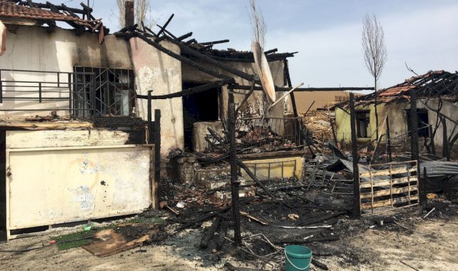 Ankara'da ekmek yapmak için yaktığı ateş, eve sıçradı