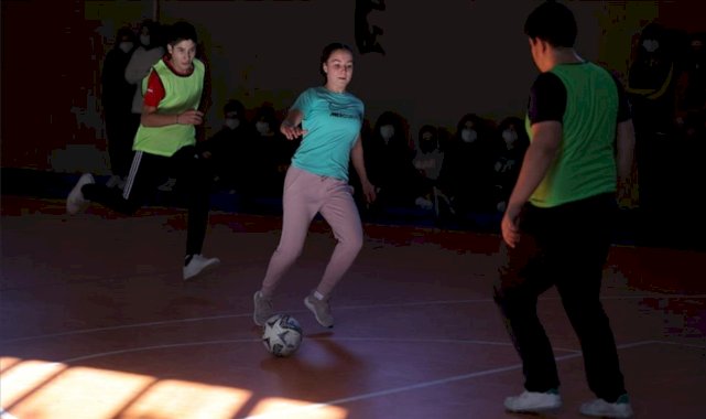 Edirne'de lise öğrencisi Elif, doktor ve futbolcu olmak istiyor