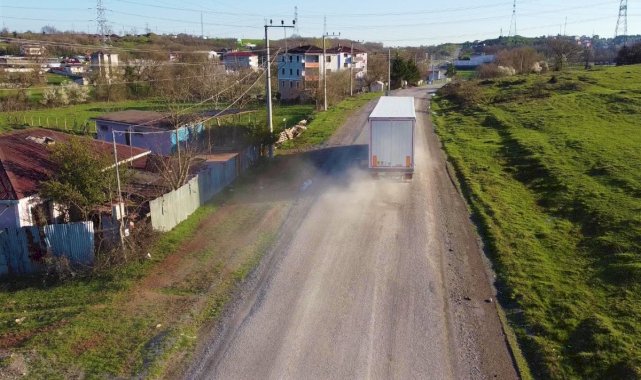 Kocaeli'de asfaltı olmayan sokak tozla kaplanıyor