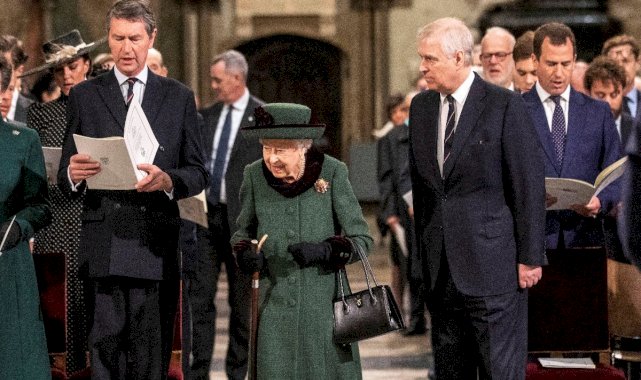 Kraliçe Elizabeth'in, Prens Andrew ile verdiği görüntü İngiltere'yi karıştırdı