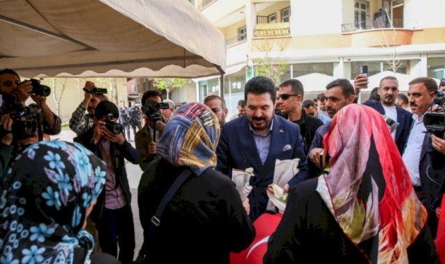 Savcı Sayan'dan evlat nöbeti tutan ailelere ziyaret