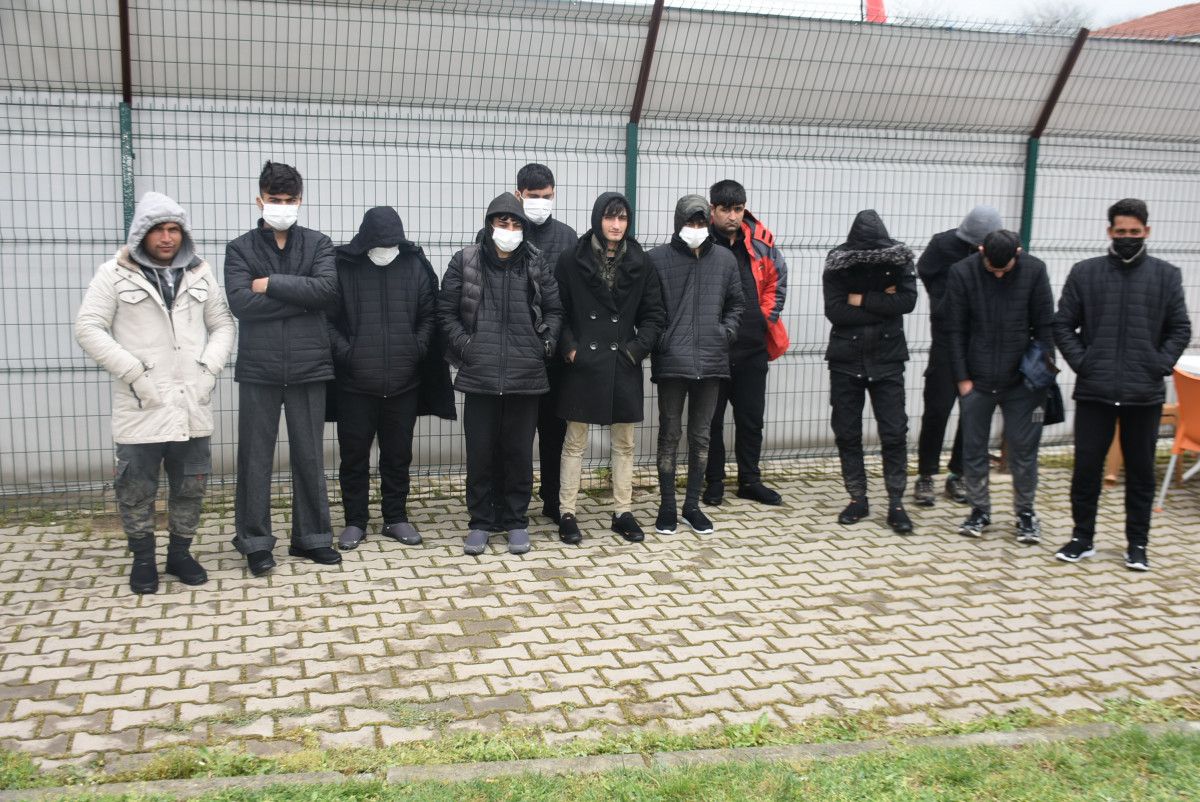 Yunanistan, 12 Afganı darbederek Türkiye'ye itti