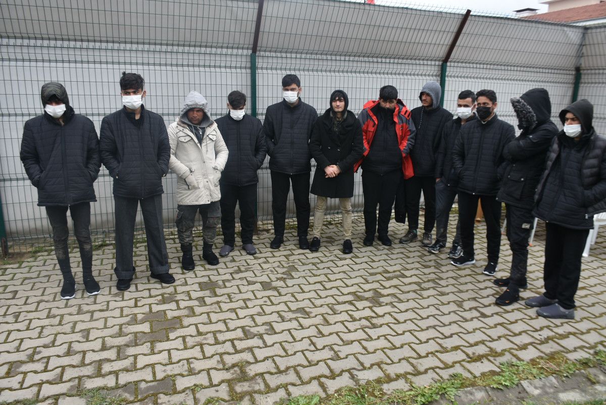 Yunanistan, 12 Afganı darbederek Türkiye'ye itti