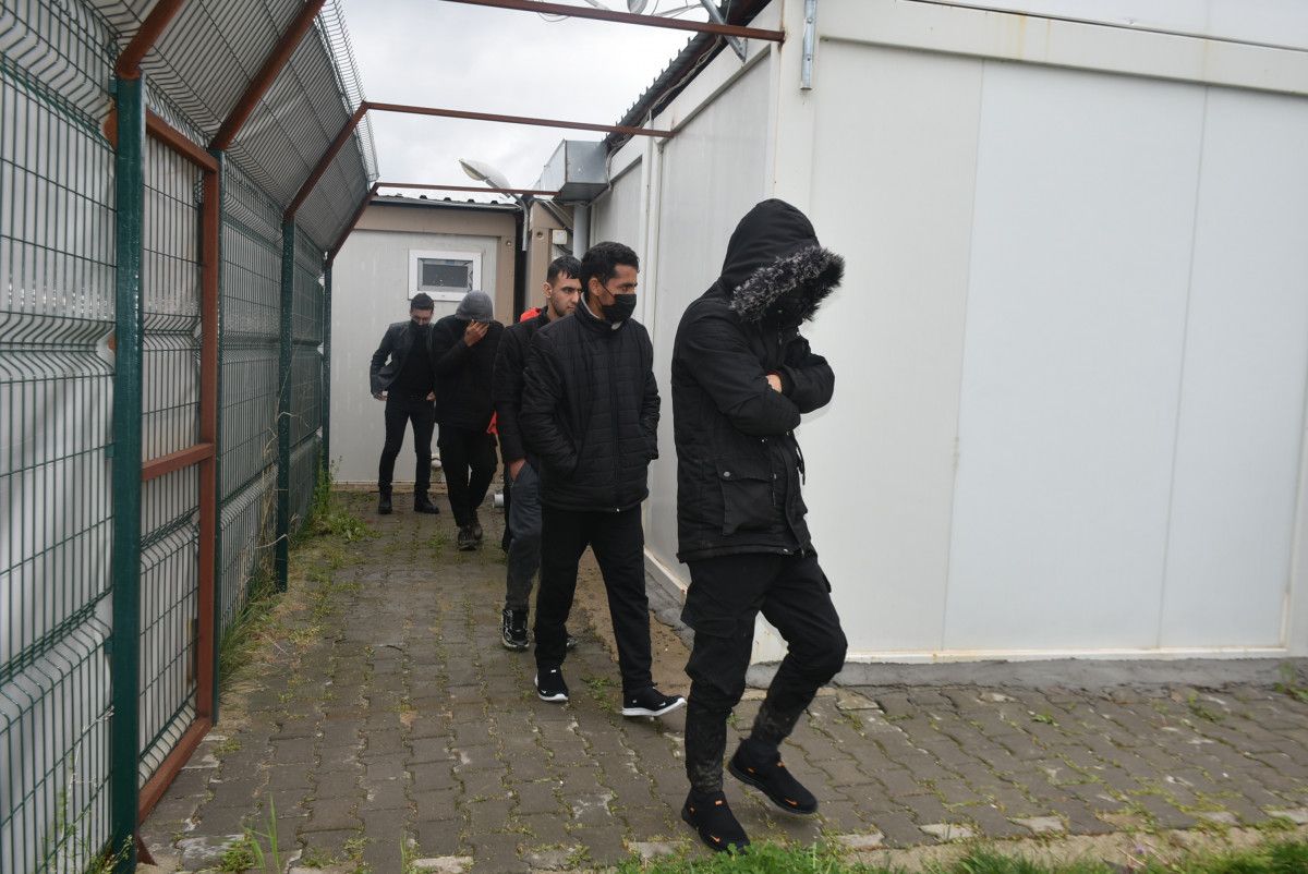 Yunanistan, 12 Afganı darbederek Türkiye'ye itti