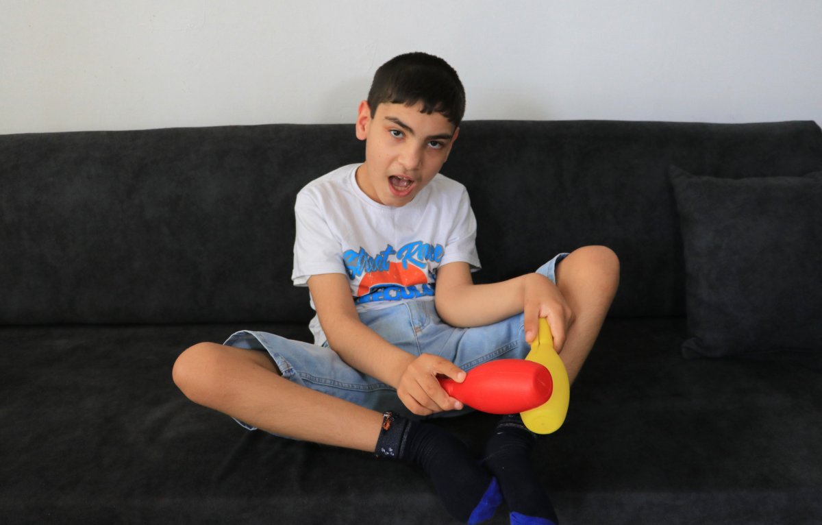 Adana'da annesi öldü, babası terk etti: Engelli yeğenine teyzesi kanat gerdi