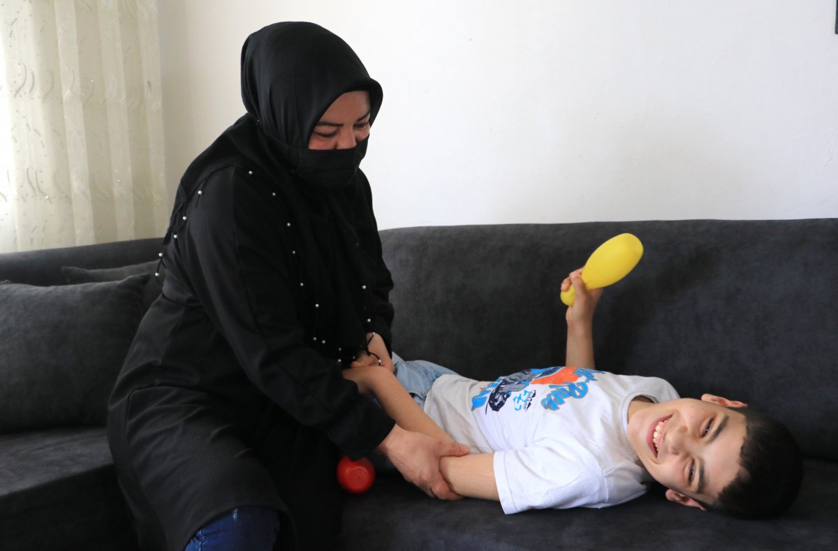 Adana'da annesi öldü, babası terk etti: Engelli yeğenine teyzesi kanat gerdi