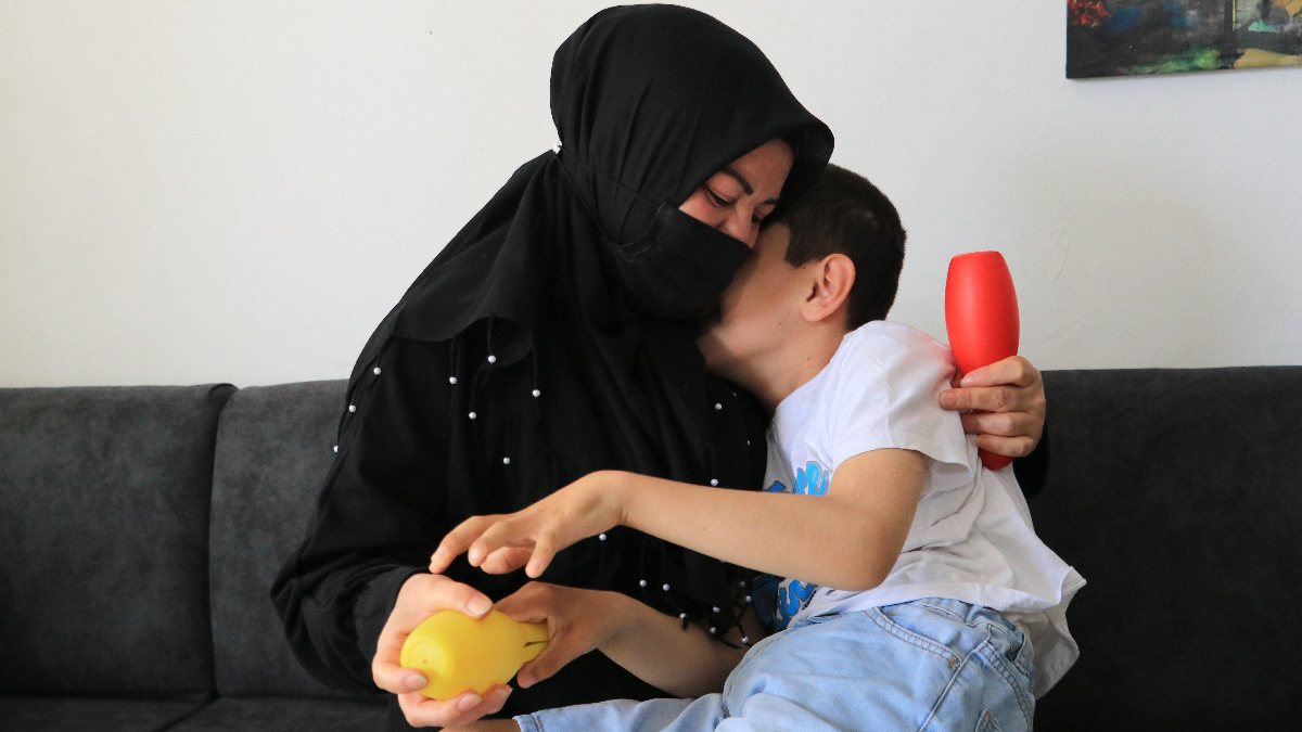 Adana&#039;da annesi öldü, babası terk etti: Engelli yeğenine teyzesi kanat gerdi