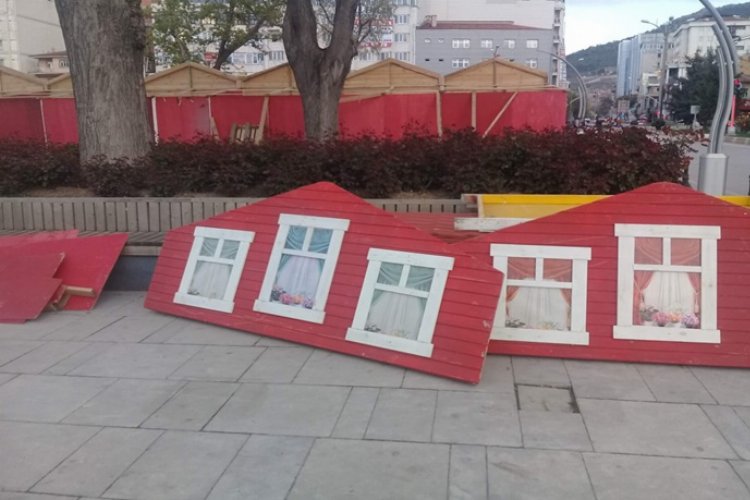 Afyonkarahisar'da Ramazan sonrası sergilerin kaldırılmaması tepki çekiyor