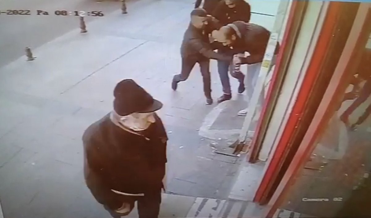 Beyoğlu'nda, 28 yaşındaki genç kalbinden bıçaklandı