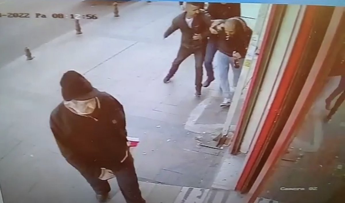 Beyoğlu'nda, 28 yaşındaki genç kalbinden bıçaklandı