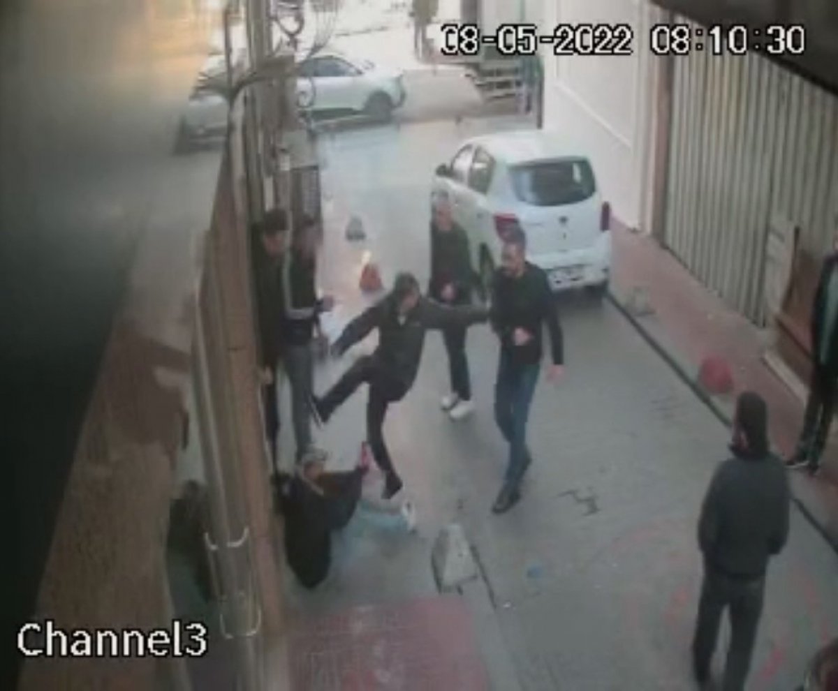 Beyoğlu'nda, 28 yaşındaki genç kalbinden bıçaklandı