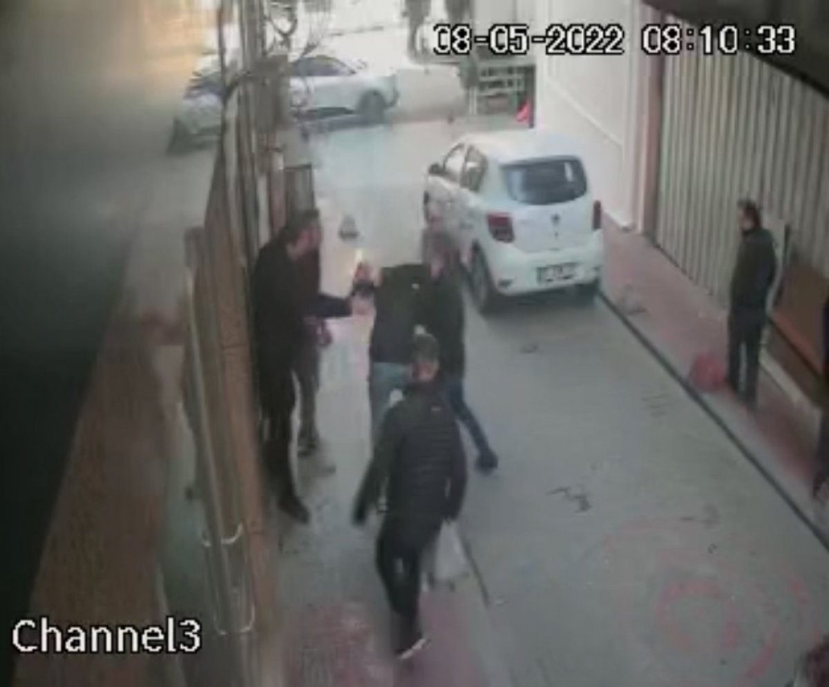 Beyoğlu'nda, 28 yaşındaki genç kalbinden bıçaklandı