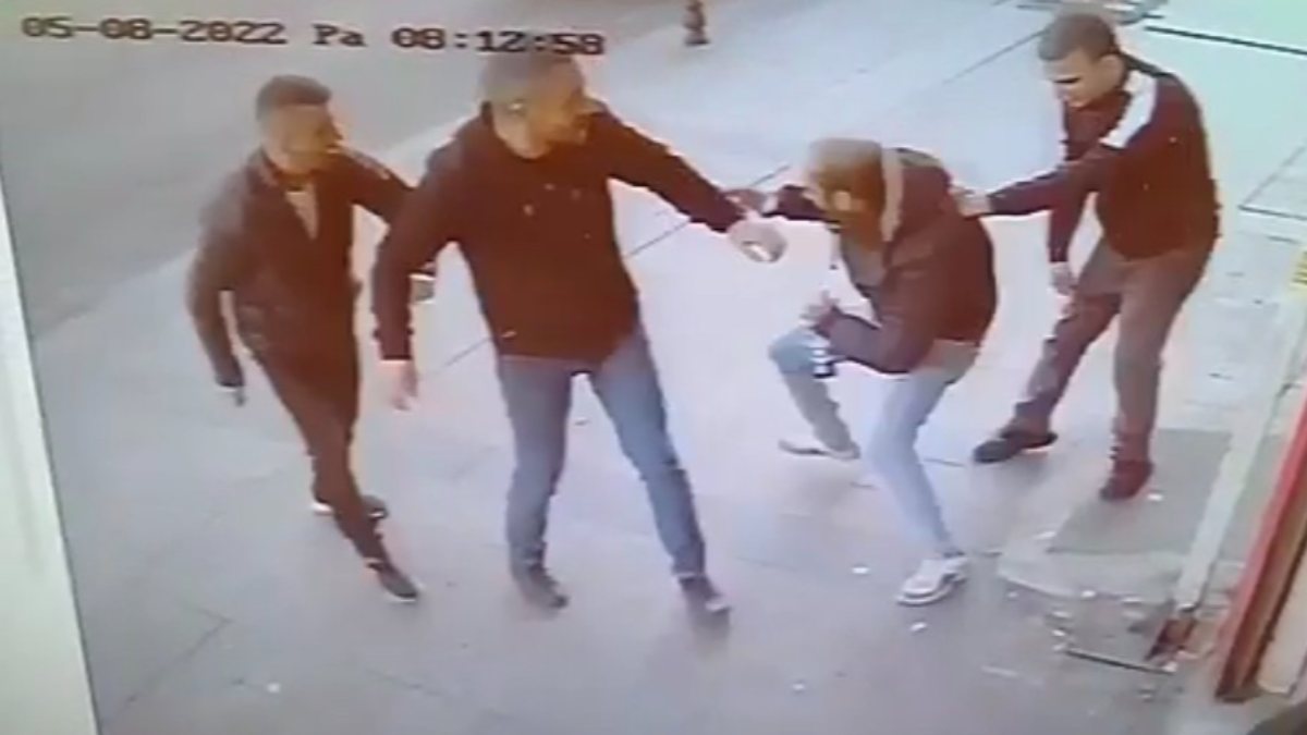 Beyoğlu&#039;nda, 28 yaşındaki genç kalbinden bıçaklandı