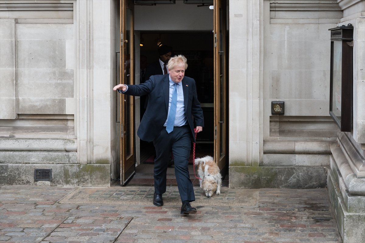 Boris Johnson, oy kullanmaya köpeğiyle gitti