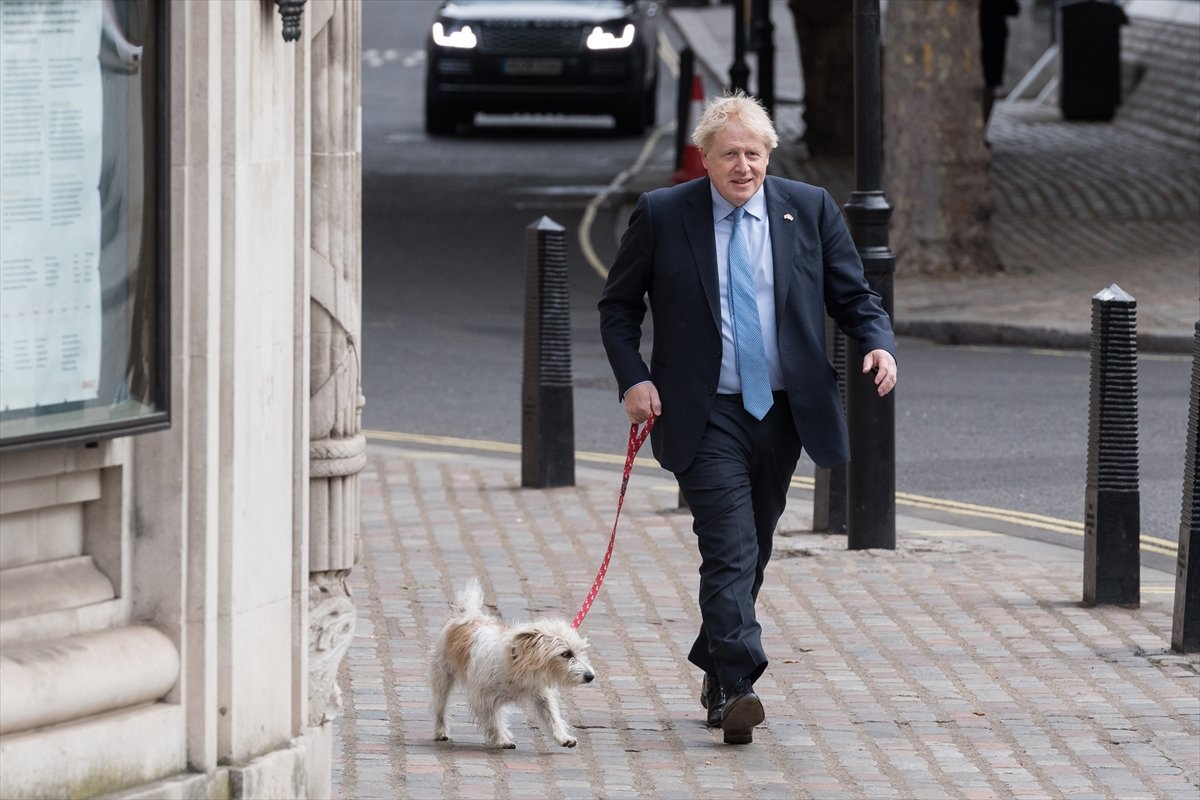 Boris Johnson, oy kullanmaya köpeğiyle gitti