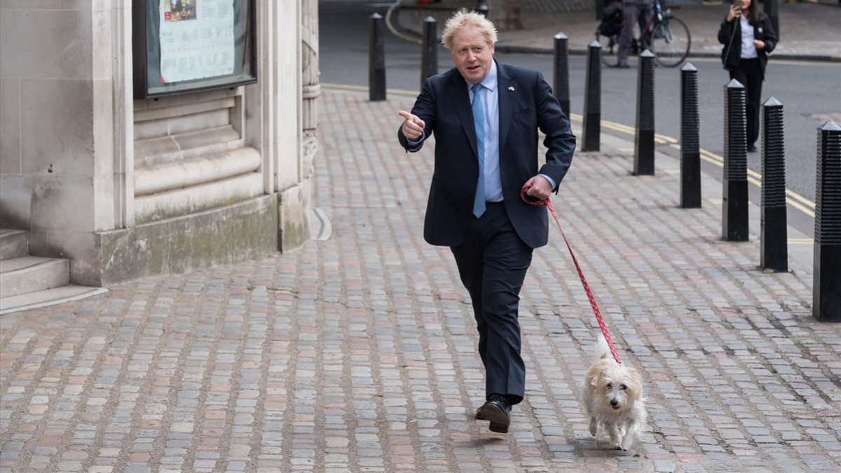 Boris Johnson, oy kullanmaya köpeğiyle gitti