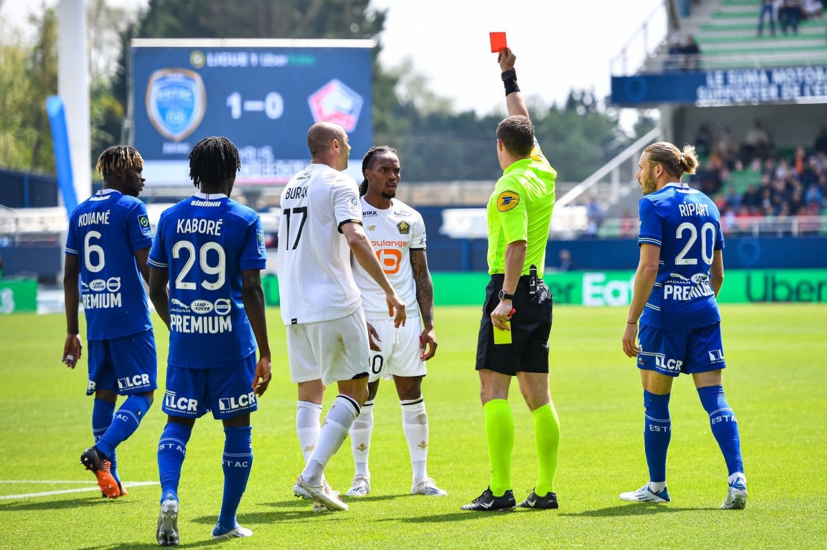 Burak Yılmaz, oyundan atılınca küfretti