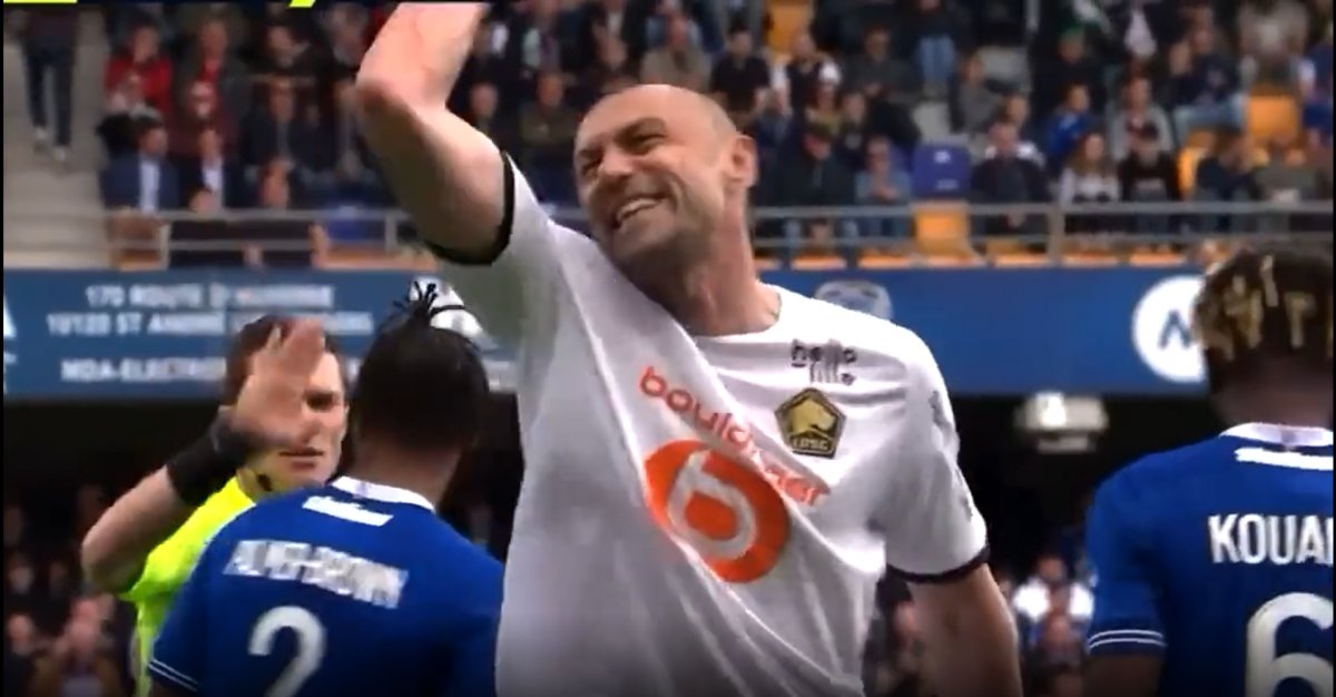 Burak Yılmaz, oyundan atılınca küfretti