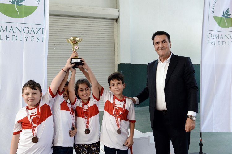 Bursa Osmangazi'de satranç tutkunları ödüllerine kavuştu