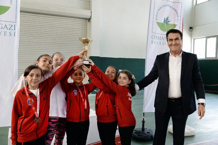 Bursa Osmangazi&#039;de satranç tutkunları ödüllerine kavuştu