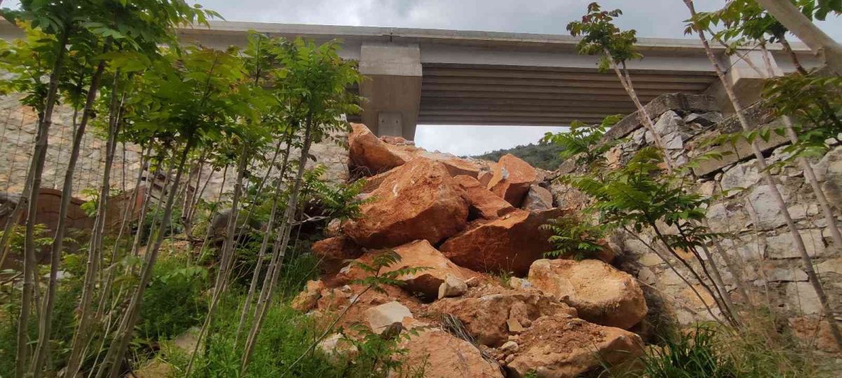 Bursa'da dev kayalar köylüleri tedirgin ediyor