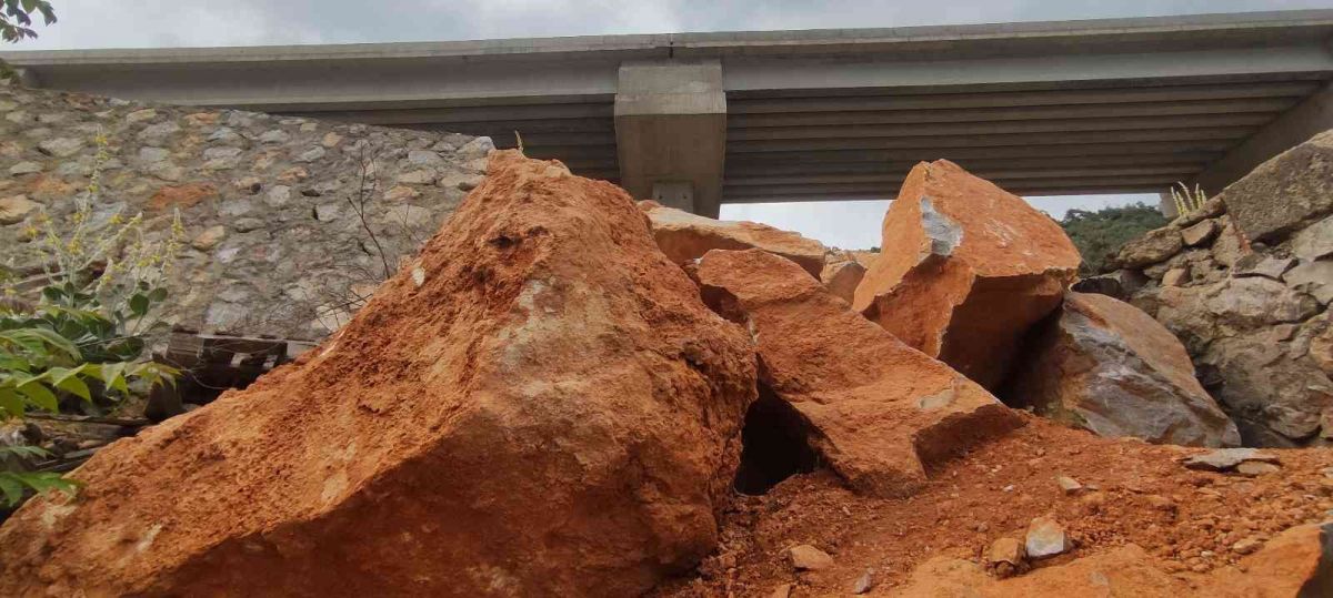 Bursa'da dev kayalar köylüleri tedirgin ediyor