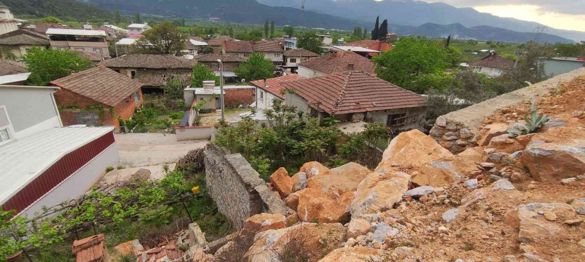 Bursa'da dev kayalar köylüleri tedirgin ediyor