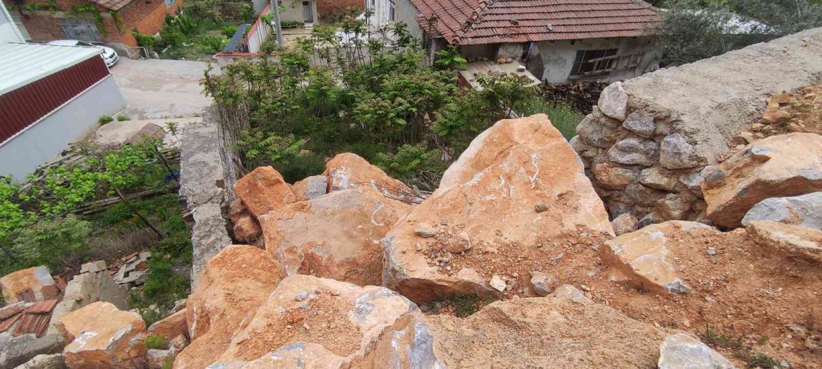 Bursa'da dev kayalar köylüleri tedirgin ediyor
