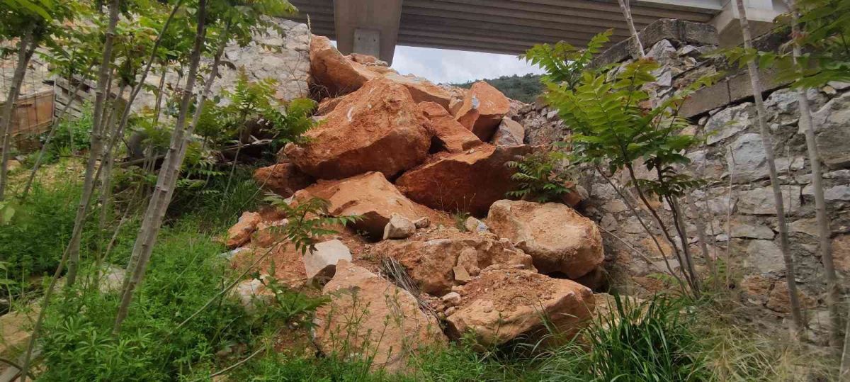 Bursa'da dev kayalar köylüleri tedirgin ediyor