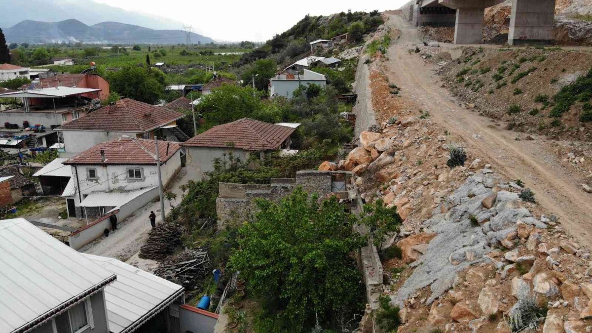 Bursa'da dev kayalar köylüleri tedirgin ediyor