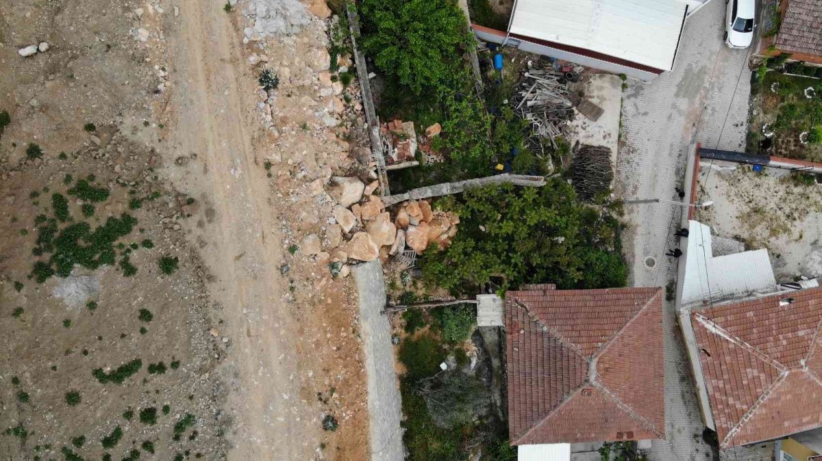 Bursa'da dev kayalar köylüleri tedirgin ediyor