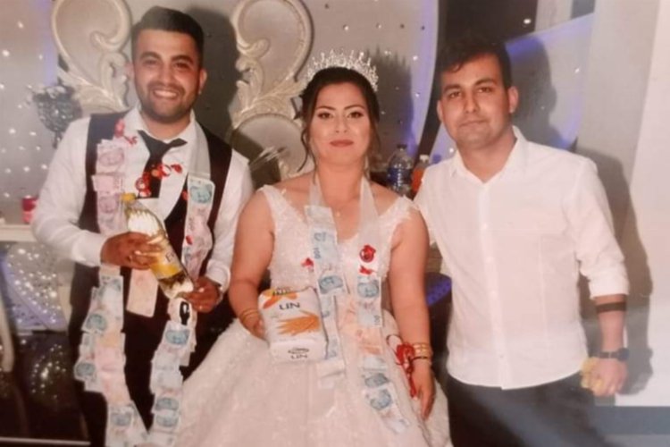 Çanakkale&#039;de düğünde damada yağ, geline un takıldı