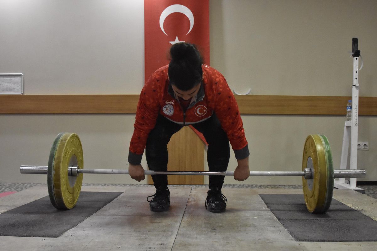 Dilara Narin, ailesinden gizli başladığı halterde dünya şampiyonu oldu