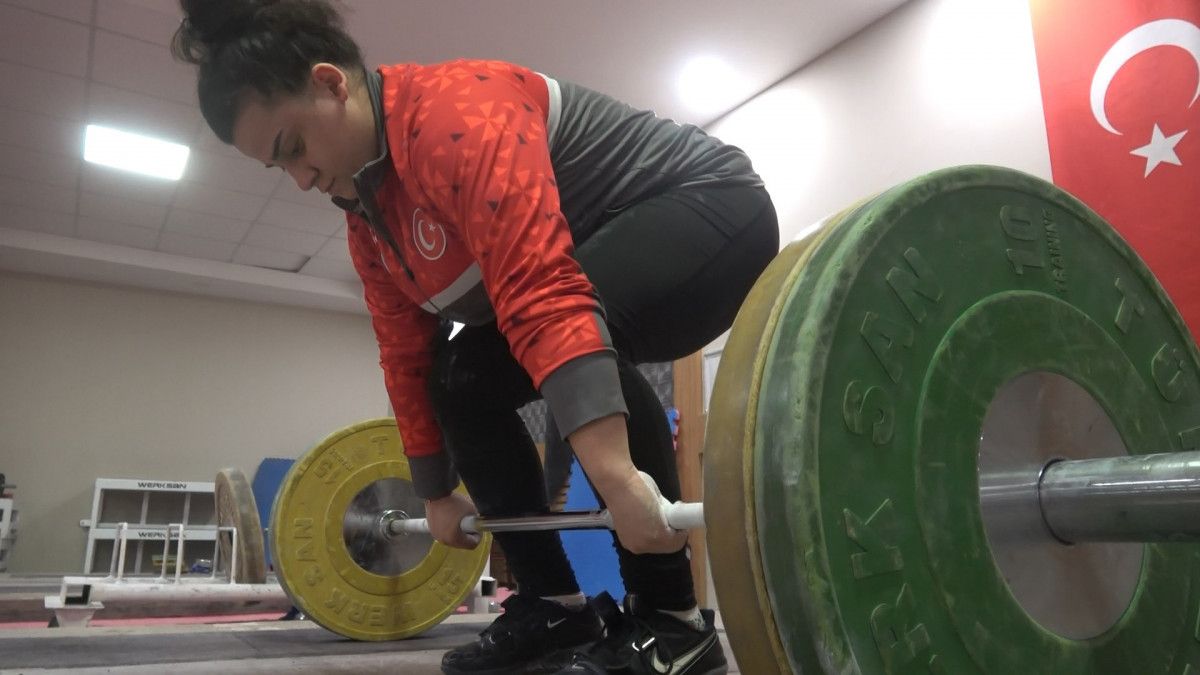 Dilara Narin, ailesinden gizli başladığı halterde dünya şampiyonu oldu