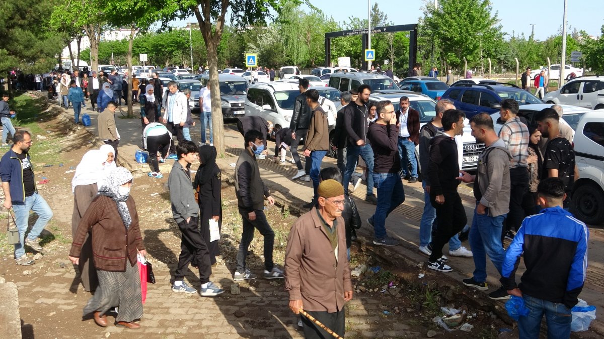 Diyarbakır'da vatandaşlar, bayram sabahı mezarlığa akın etti