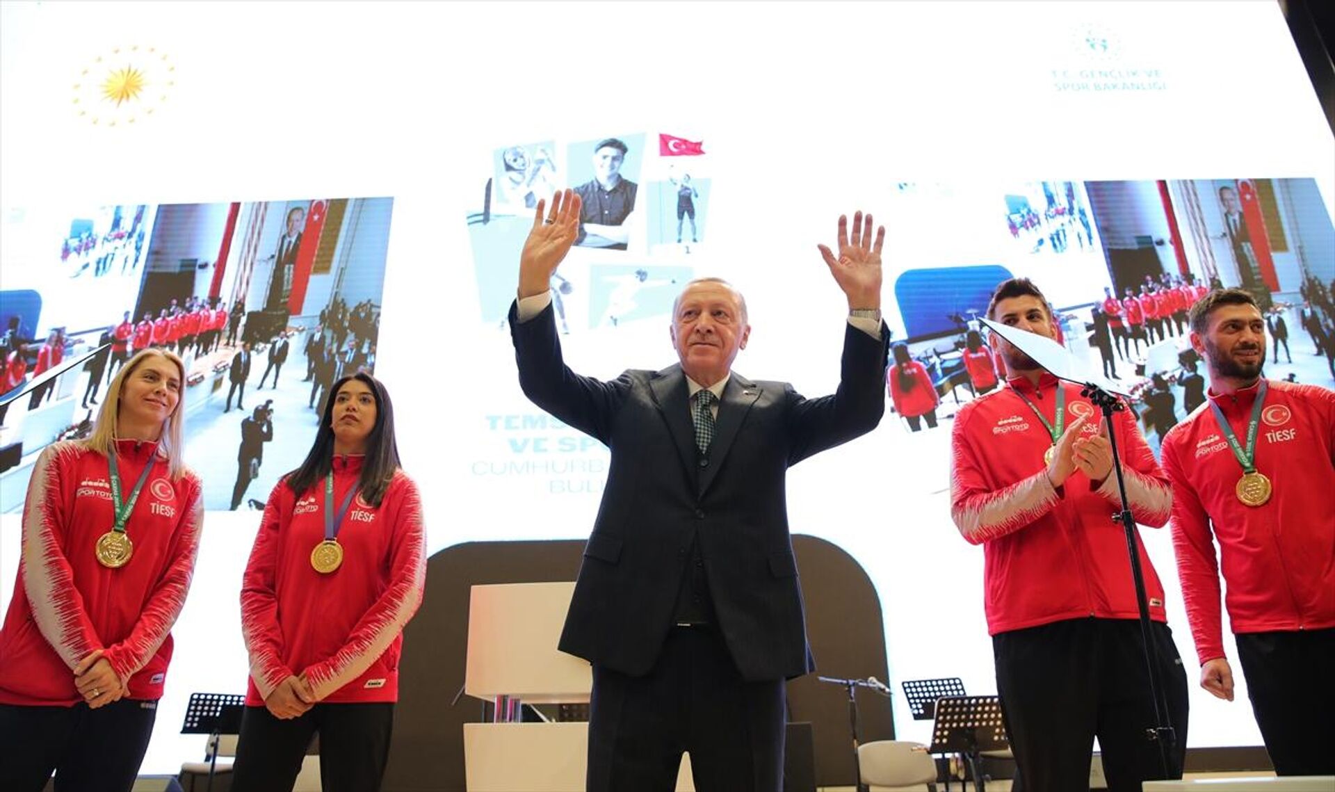 Erdoğan: Gençlerimize bırakacağımız en büyük miras hayata geçirilecek 2053 vizyonu olacaktır