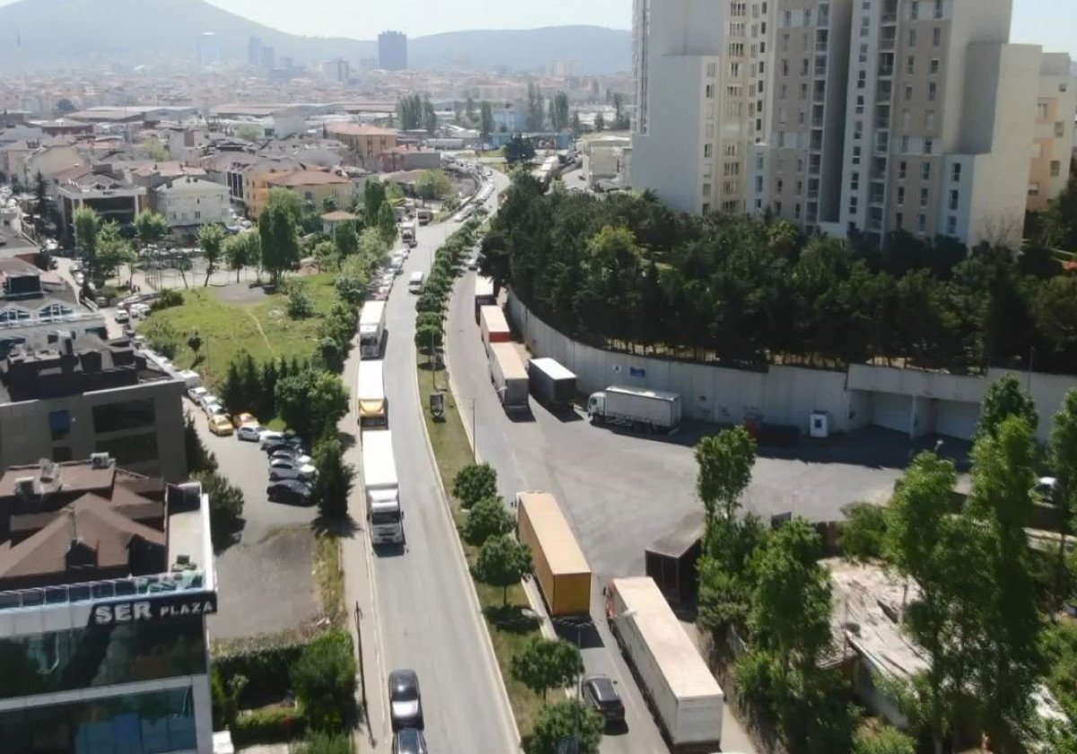 Erenköy'de tır kuyruğu: Şehir dışına taşıyın