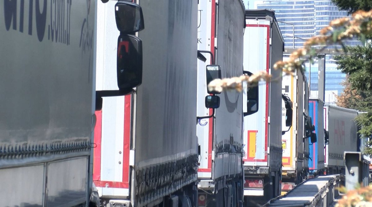 Erenköy'de tır kuyruğu: Şehir dışına taşıyın