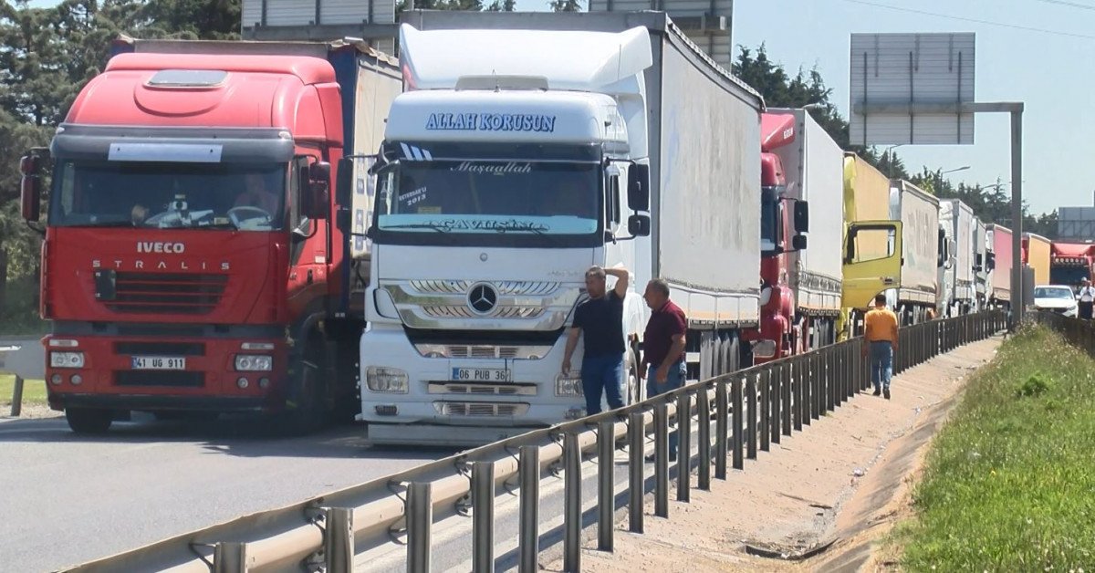 Erenköy'de tır kuyruğu: Şehir dışına taşıyın