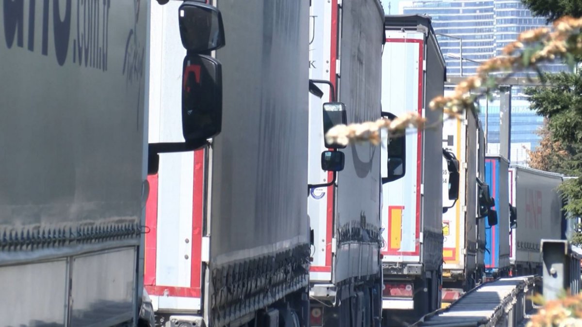 Erenköy'de tır kuyruğu: Şehir dışına taşıyın