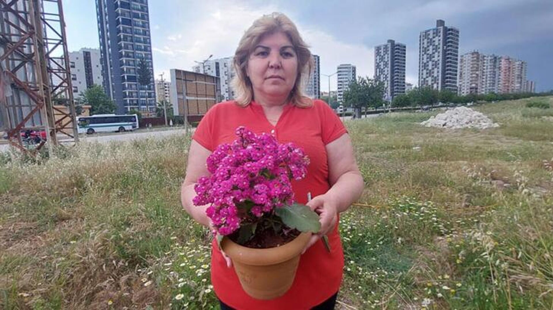 Evine gelen çiçeği alıp, boş kağıda imza attı, 95 bin dolarlık senetle icraya verildi