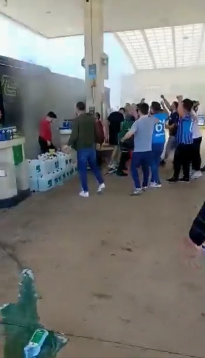 Fenerbahçeli ve Trabzonsporlu taraftarlar birbirlerine saldırdı