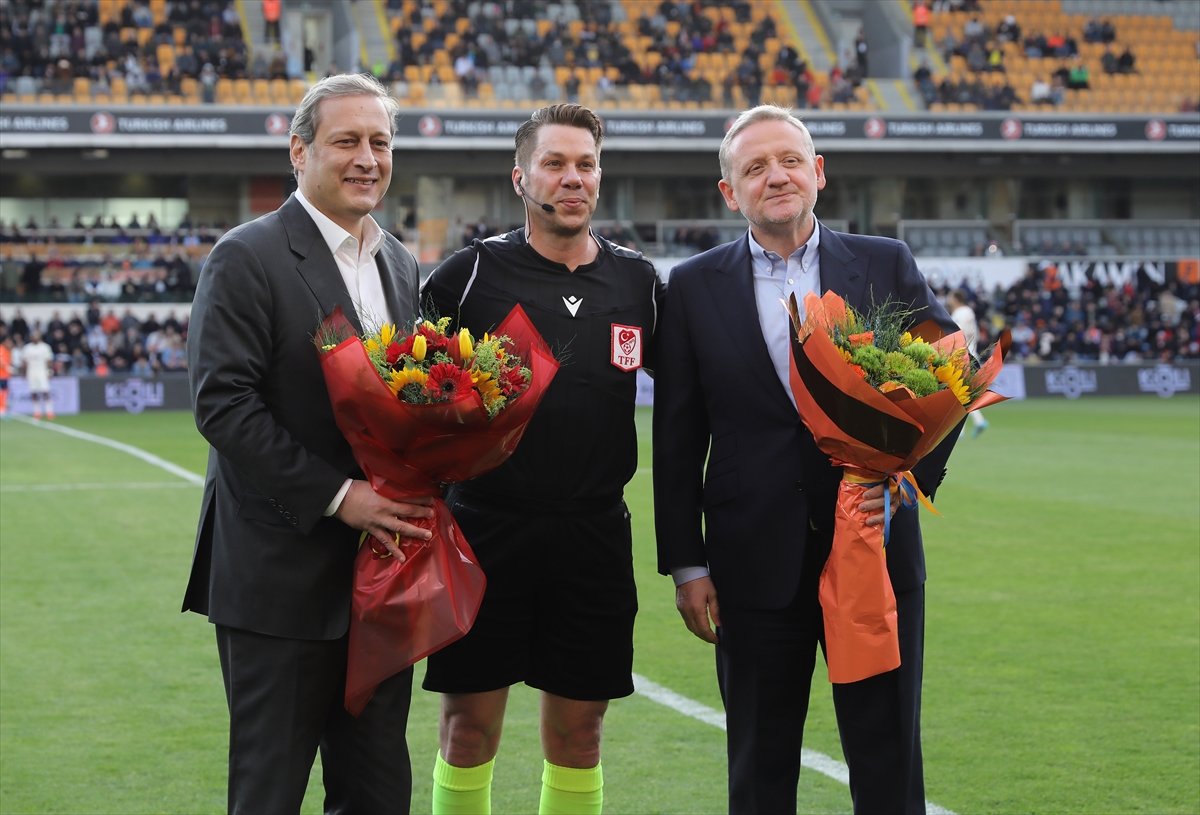 Galatasaray ve Başakşehir, Fırat Aydınus'a çiçek verdi