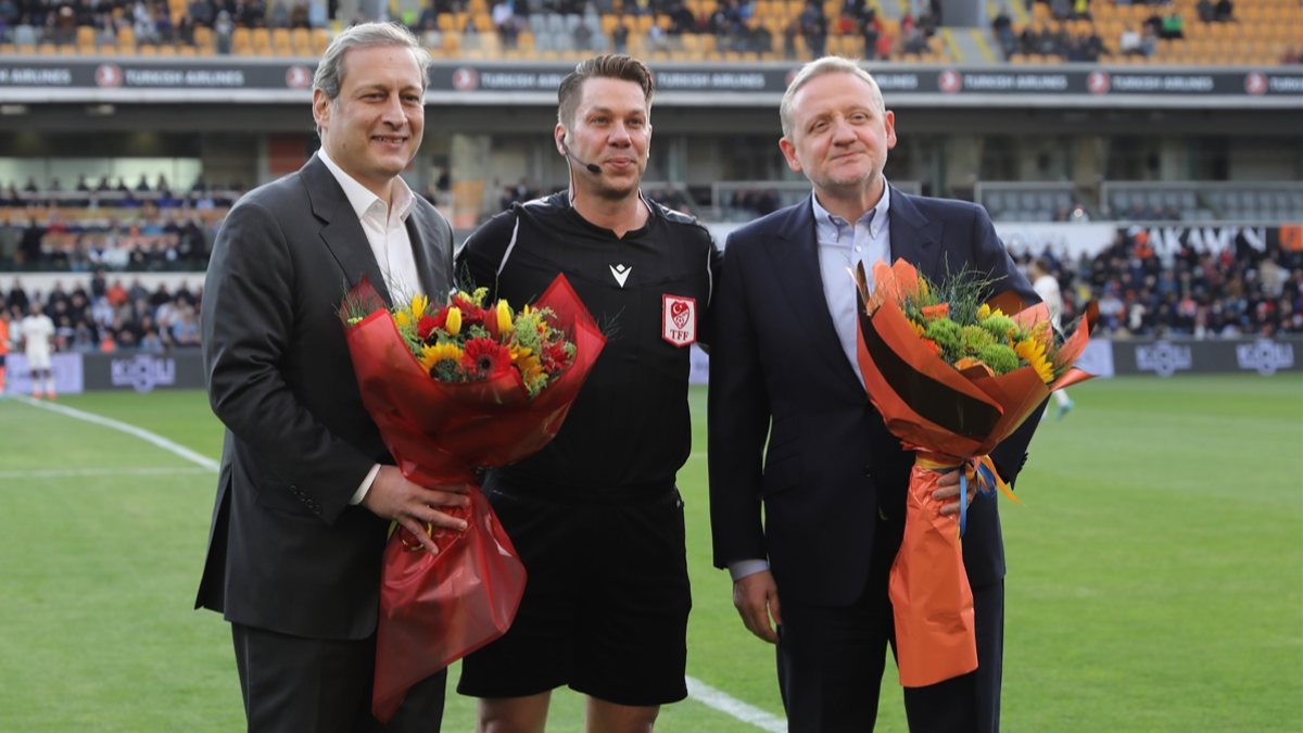 Galatasaray ve Başakşehir, Fırat Aydınus&#039;a çiçek verdi