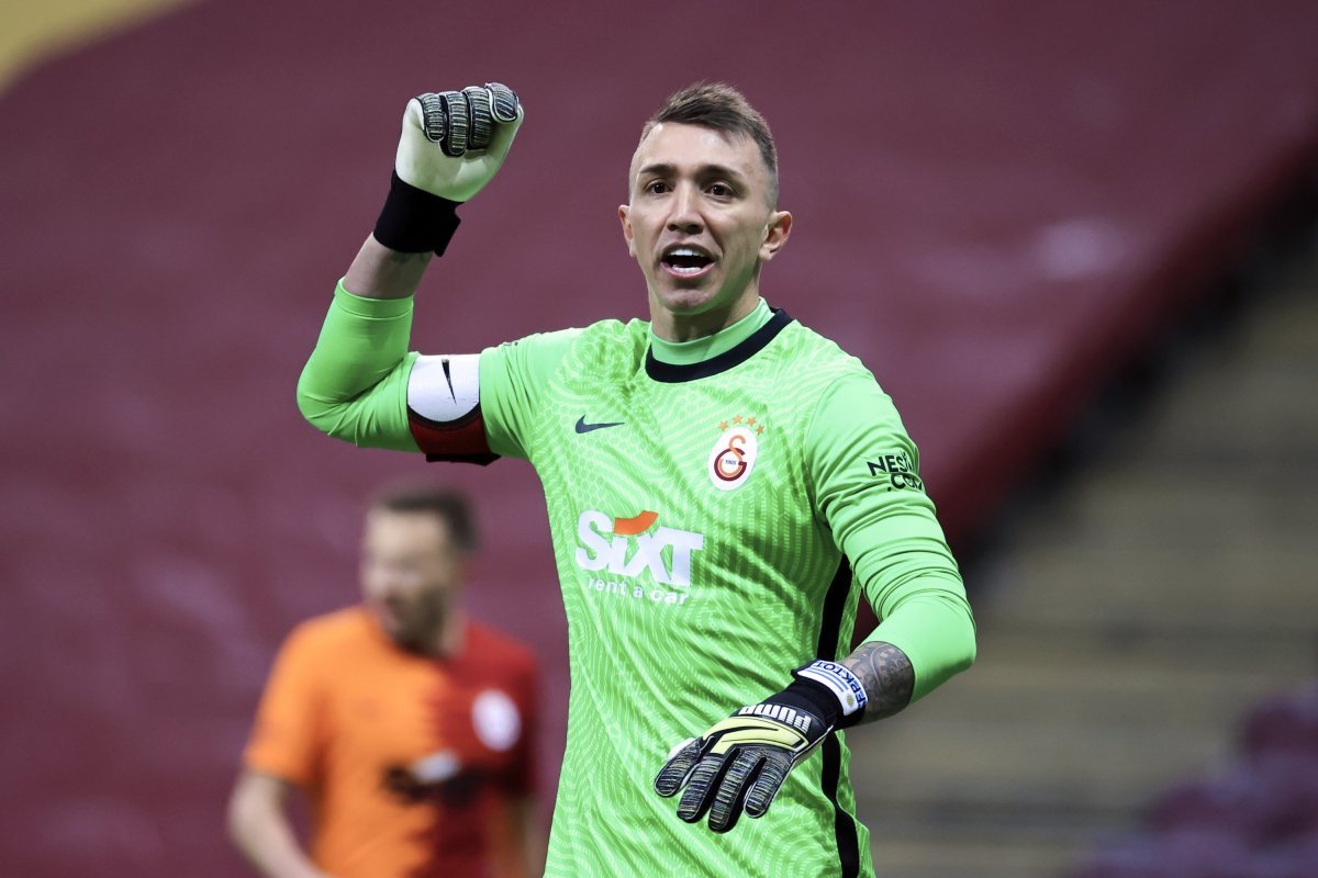 Galatasaray'da Muslera'nın maaşı tartışılıyor