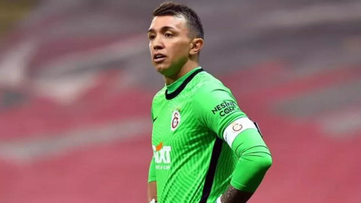 Galatasaray'da Muslera'nın maaşı tartışılıyor