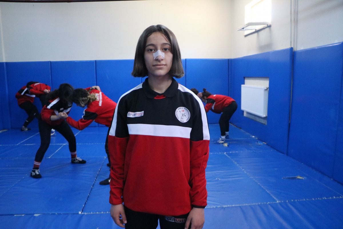 Hakkarili sporcu, Fransa'daki güreş müsabakalarında dünya üçüncüsü oldu