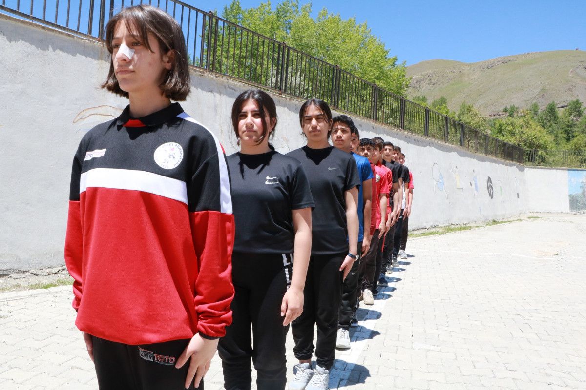 Hakkarili sporcu, Fransa'daki güreş müsabakalarında dünya üçüncüsü oldu