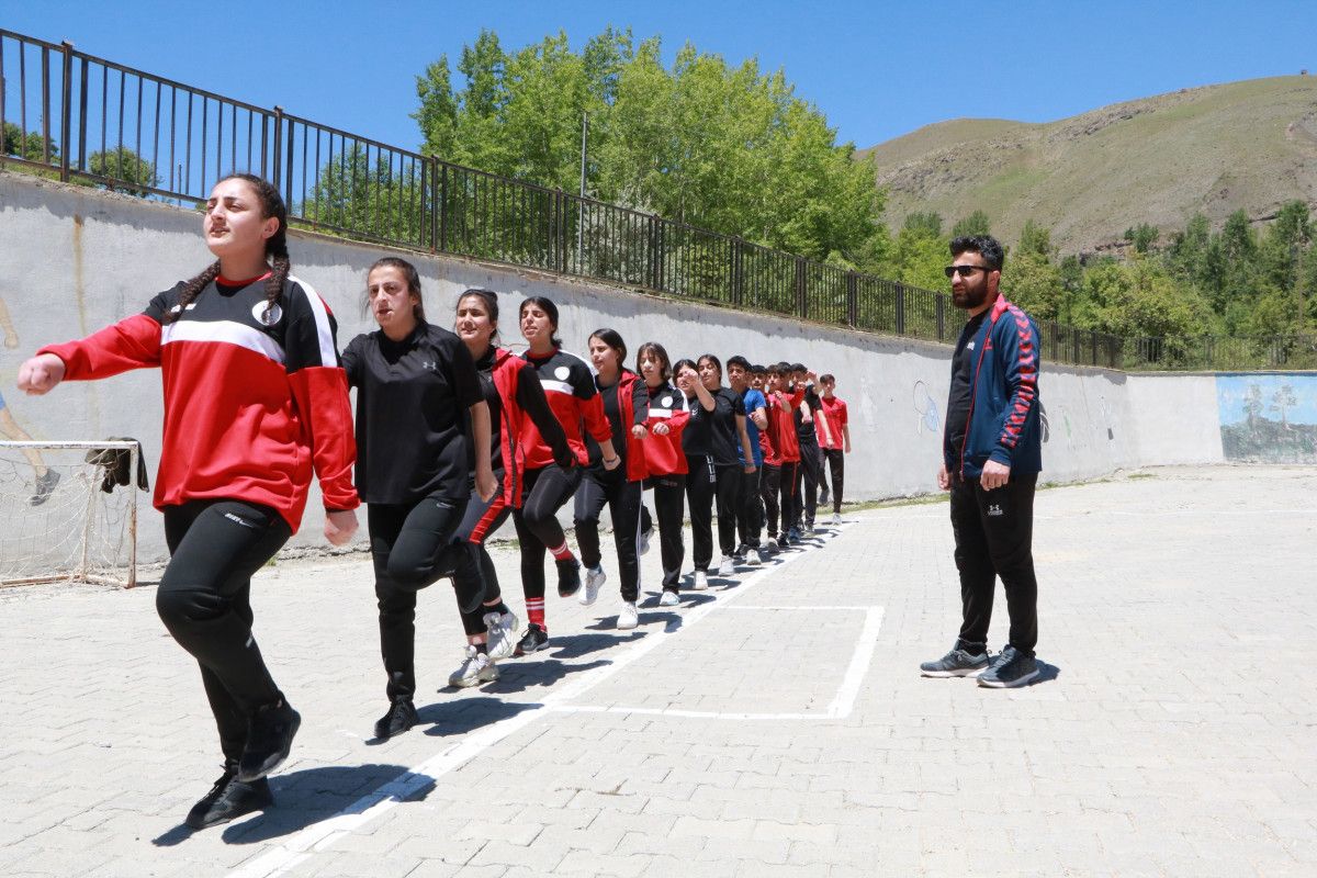 Hakkarili sporcu, Fransa'daki güreş müsabakalarında dünya üçüncüsü oldu