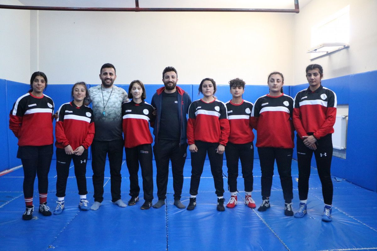 Hakkarili sporcu, Fransa'daki güreş müsabakalarında dünya üçüncüsü oldu